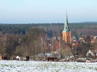 Kirche im Winter mit Heide im Hintergrund